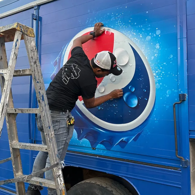 Impresión de Adhesivos Publicitarios – Personalización y Alta Calidad